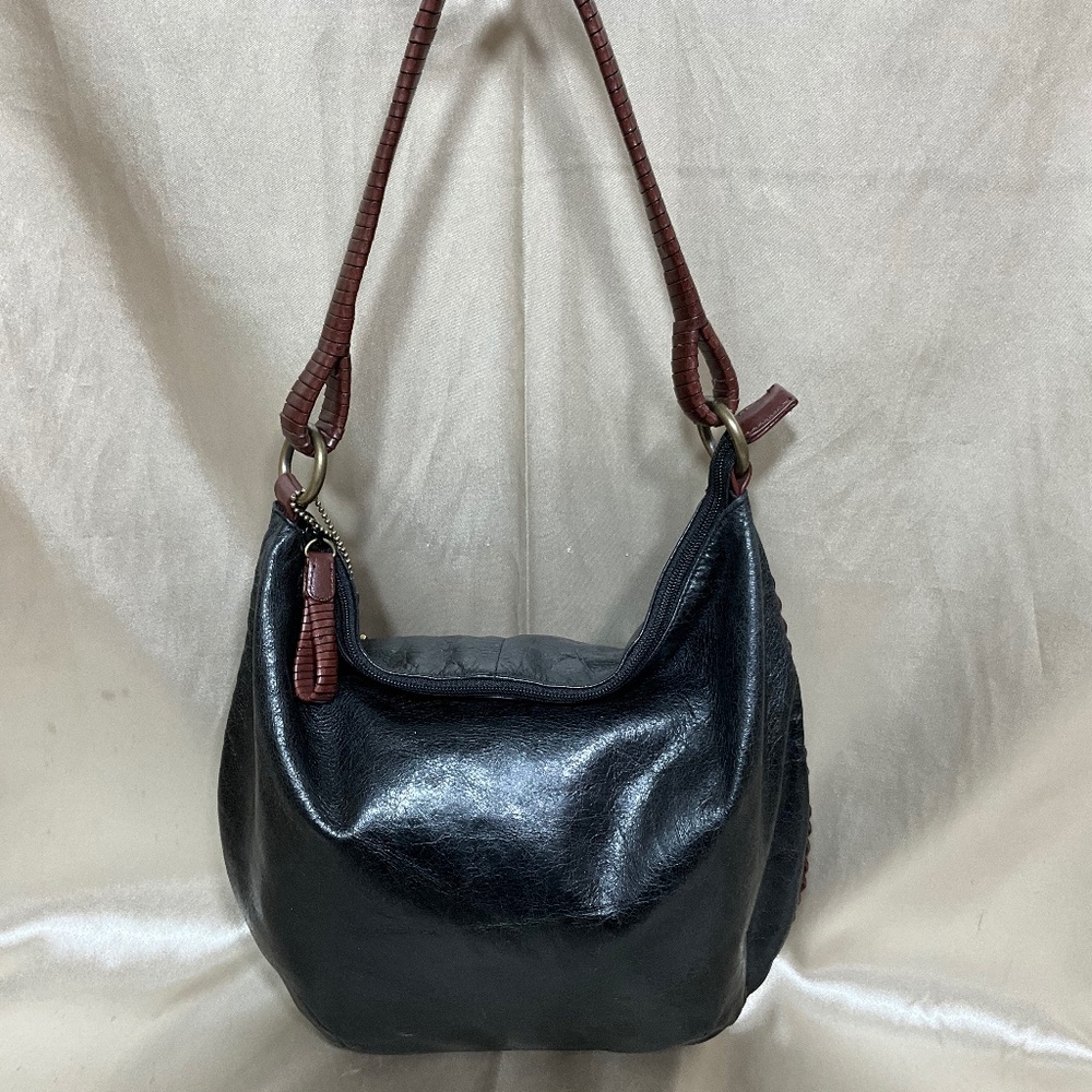 Fossil black leather shoulder bag with zipper closure.  Gold tone HD.     8-H6Db